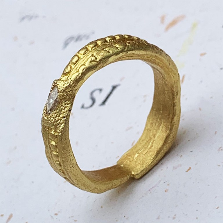 Anneau or irrégulier & diamant marquise