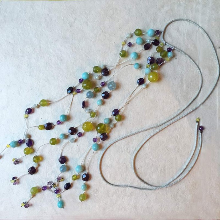 Collier Plastron fil gris