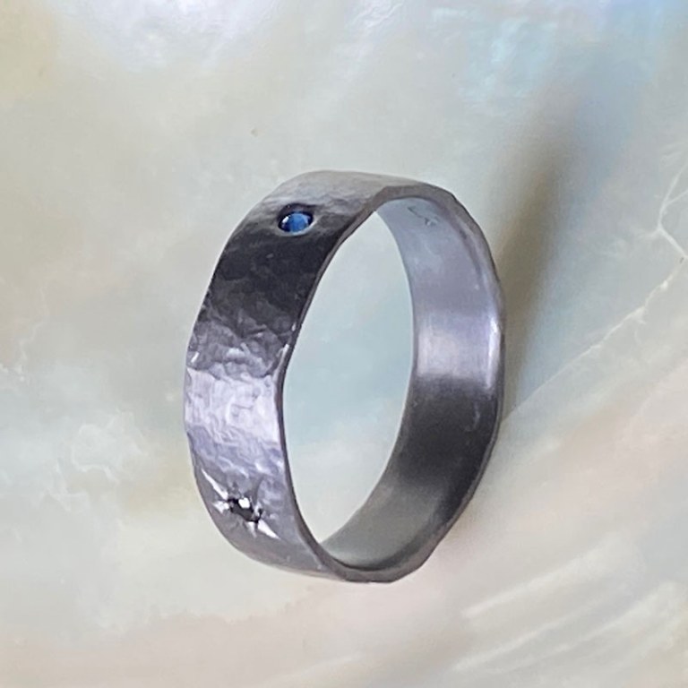 Anneau Tantale gris spinelle saphir