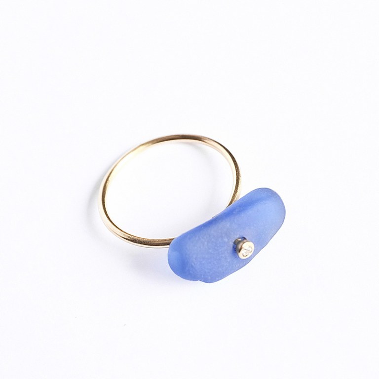Bague Un Verre Bleu Roi 1 diamant