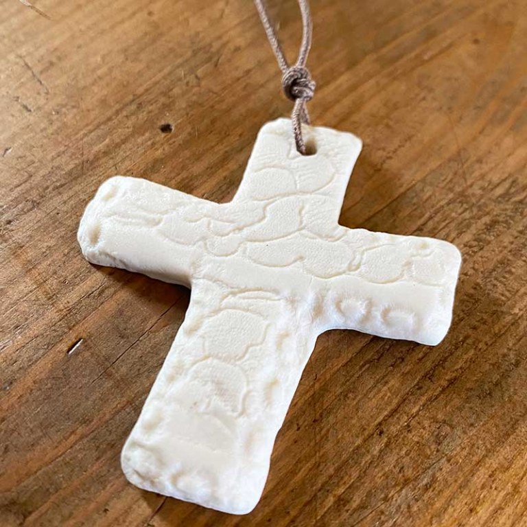 Pendentif Croix blanche biscuit