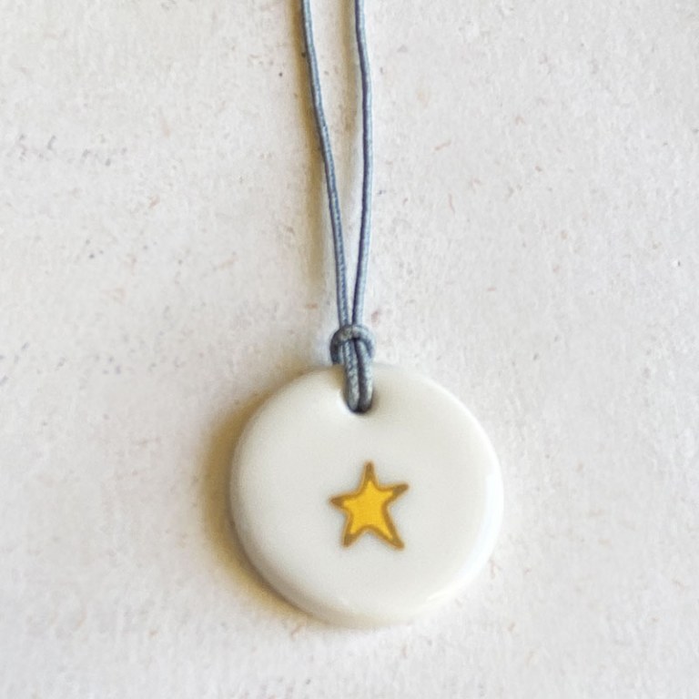 Médaille porcelaine étoile or/lien fluo
