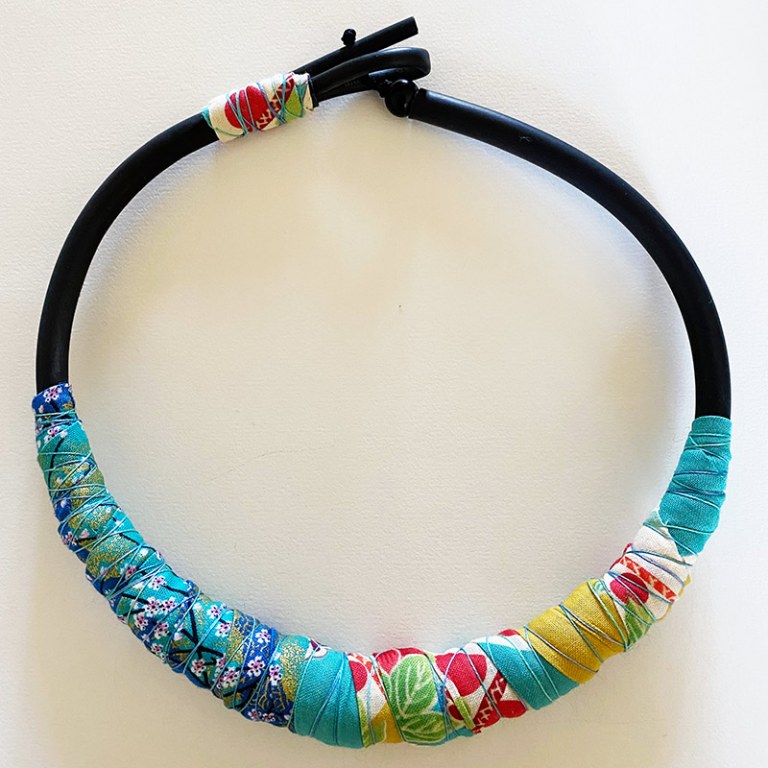 Collier Torque Textile Bleu